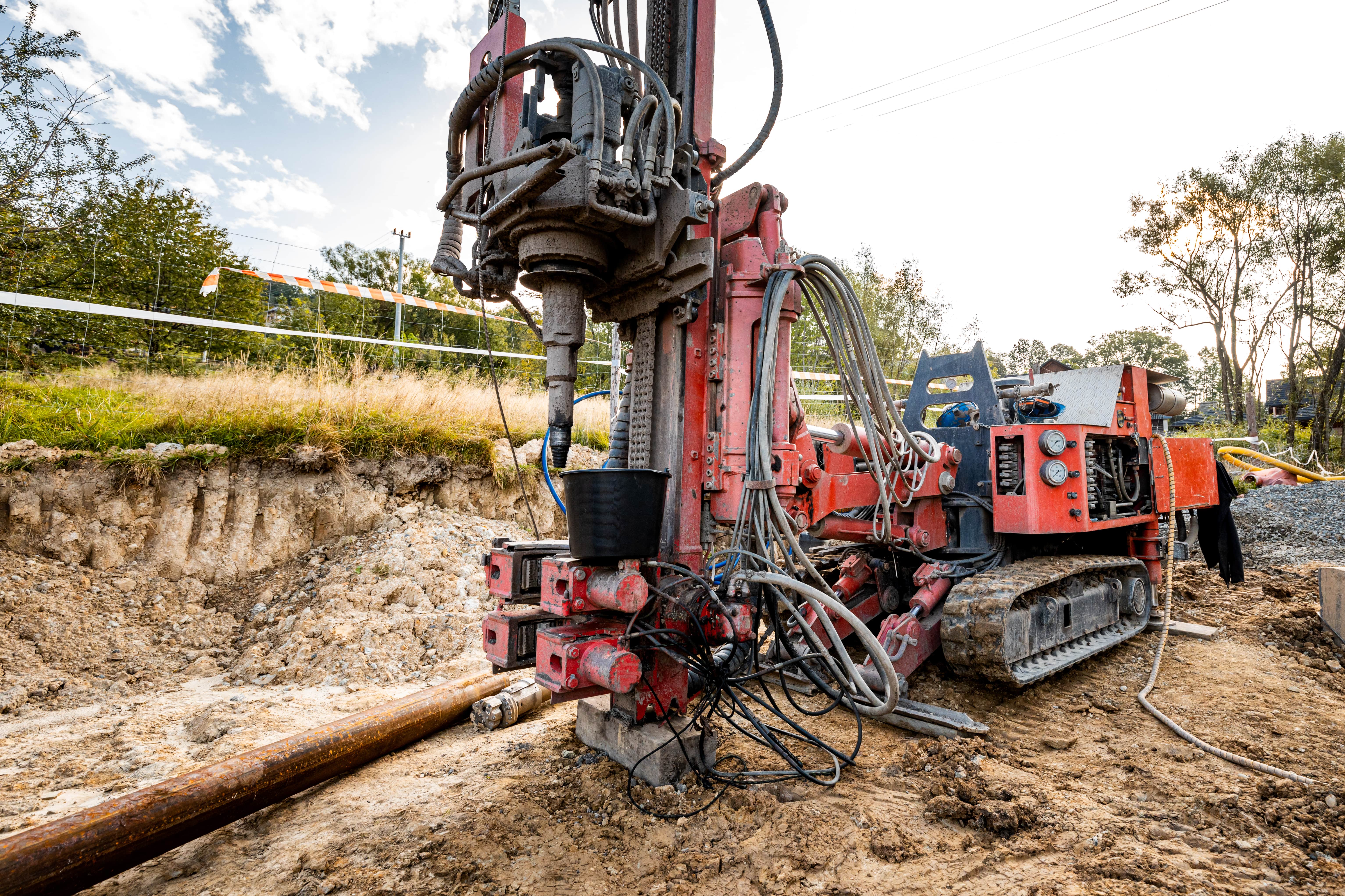 Large industrial drilling rig in operation at a construction site, representing Arreis Solutions’ expertise in geotechnical engineering and construction technology.